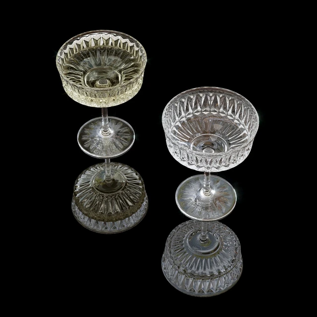 Corrugated glass goblet with wine — Descargar