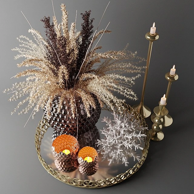 Bouquet of dried flowers in a glass vase on a tray — Download
