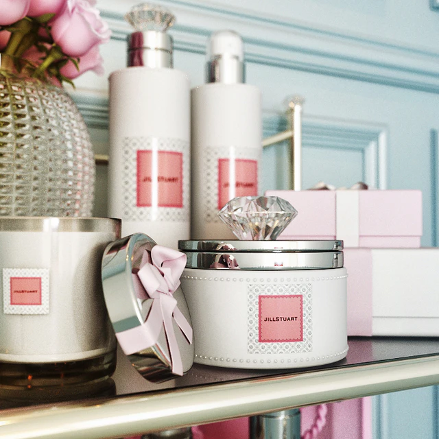Приставной столик с косметикой / Table with cosmetic set — Скачать