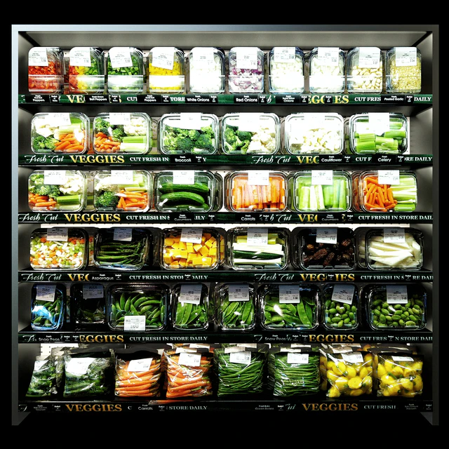 Shelves with vegetables — Скачать