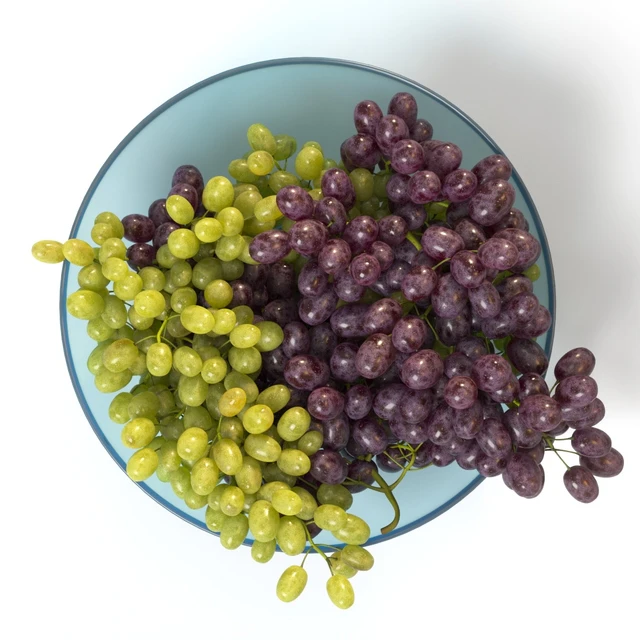 Bunches of grapes in a glass bowl — Descargar