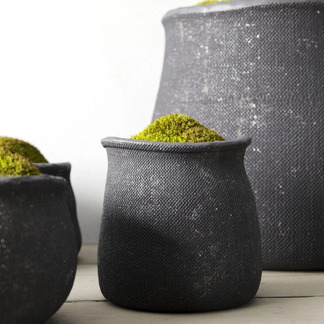 Crosshatch concrete vessel collection with moss — Descargar