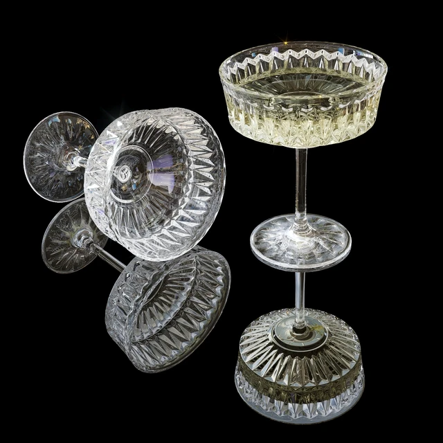 Corrugated glass goblet with wine — Descargar