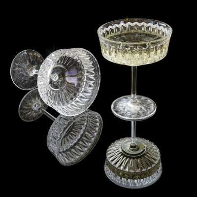 Corrugated glass goblet with wine — descargar