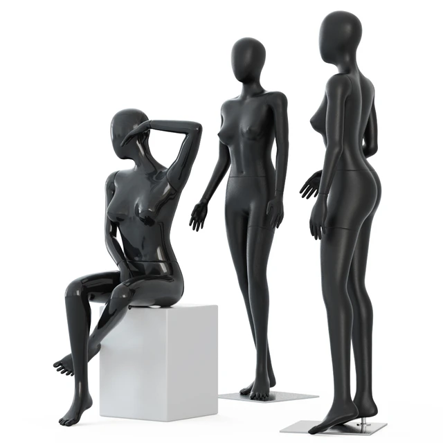 Two female mannequins stand and one sits on a white square stool 58 — Descargar