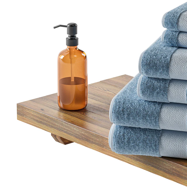 Bathroom towels on a shelf — Descargar