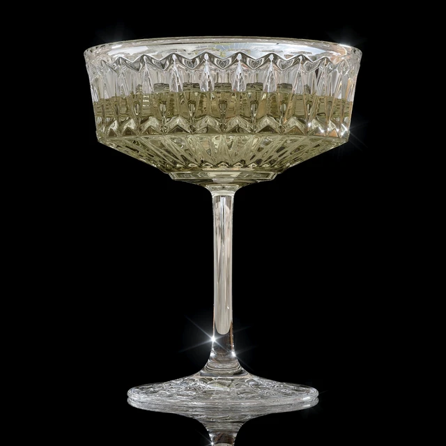 Corrugated glass goblet with wine — Descargar