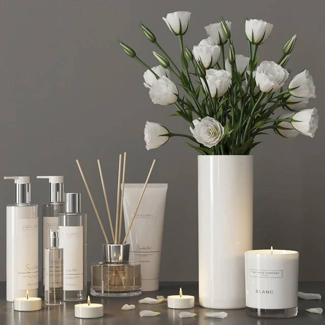 Decorative set with a bouquet of lisianthus and cosmetics — Descargar