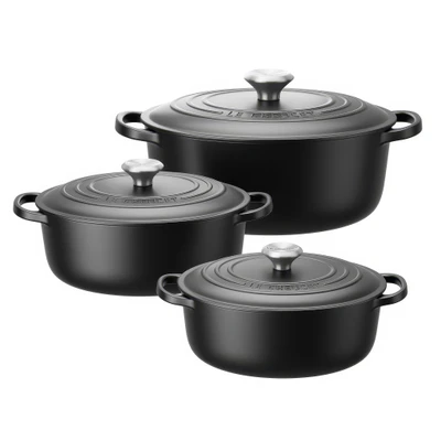 signature cast iron oval casserole by le creuset — скачать