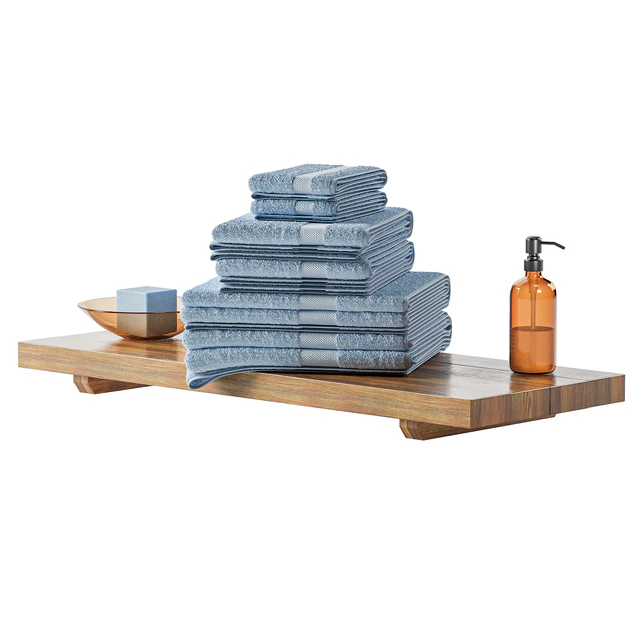 Bathroom towels on a shelf — Descargar