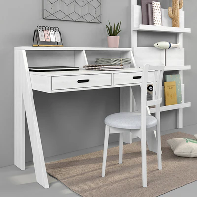 Writing desk and decor for a child 17 — Ver 3