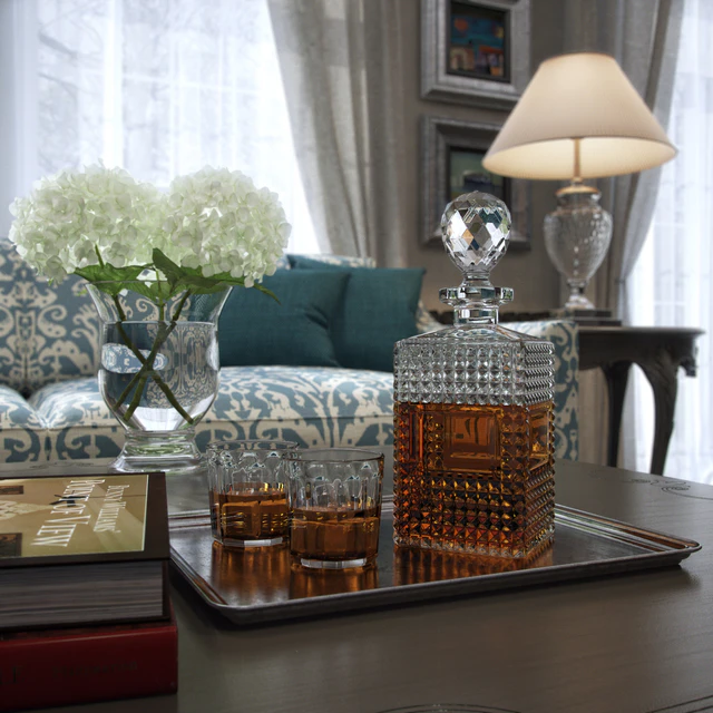 decanter and glasses — Descargar