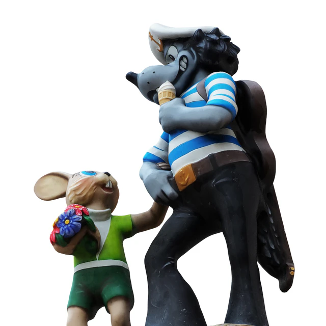 Sculpture of the characters Wolf and the Hare — Descargar