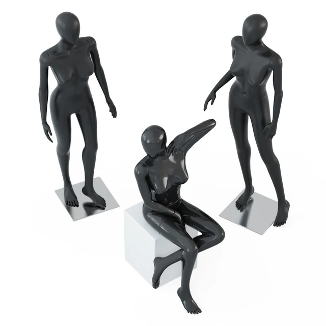 Two female mannequins stand and one sits on a white square stool 58 — Descargar