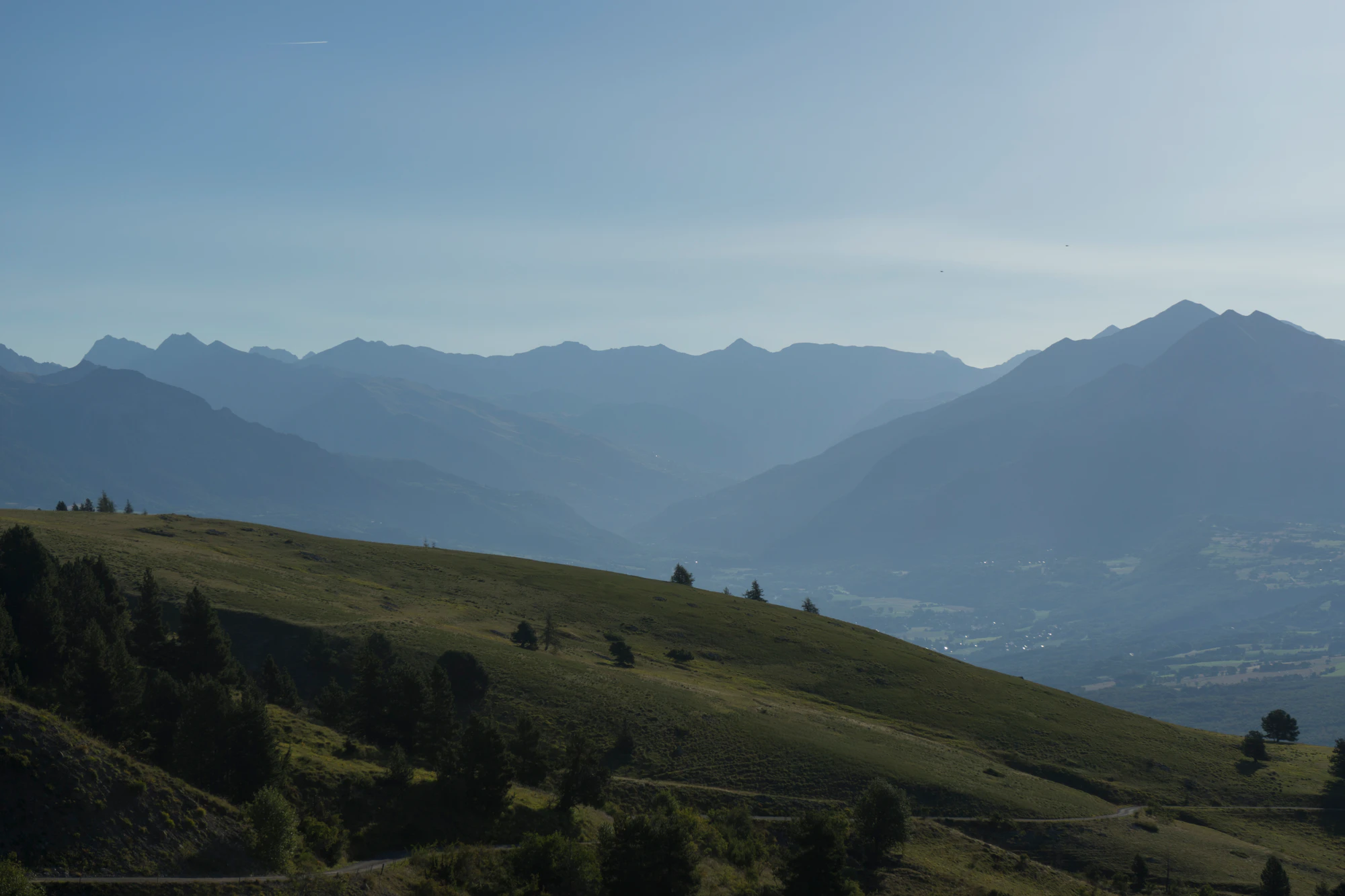 hazy mountains in the morning 012 — Descargar