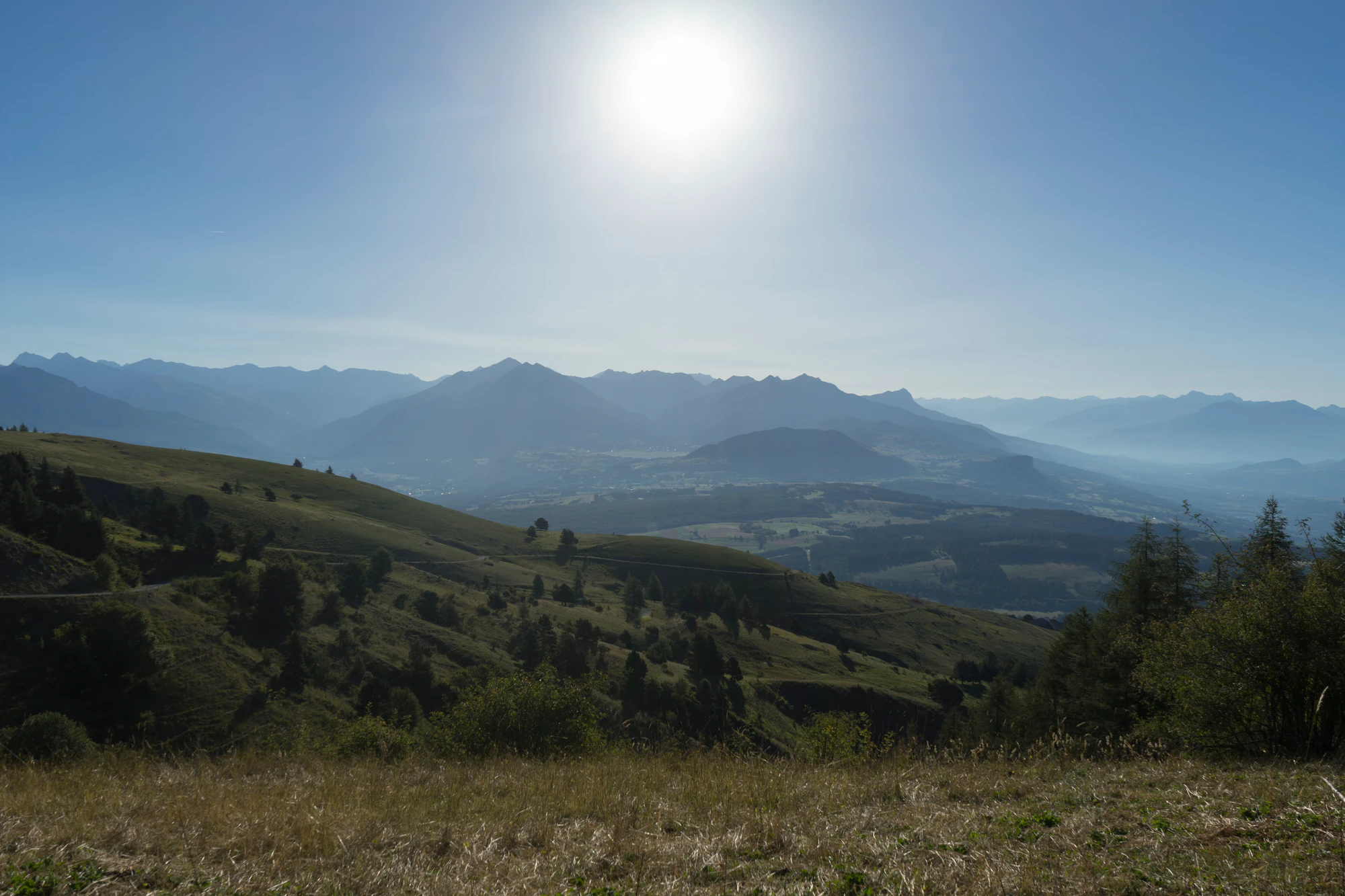 hazy mountains in the morning 020 — Descargar