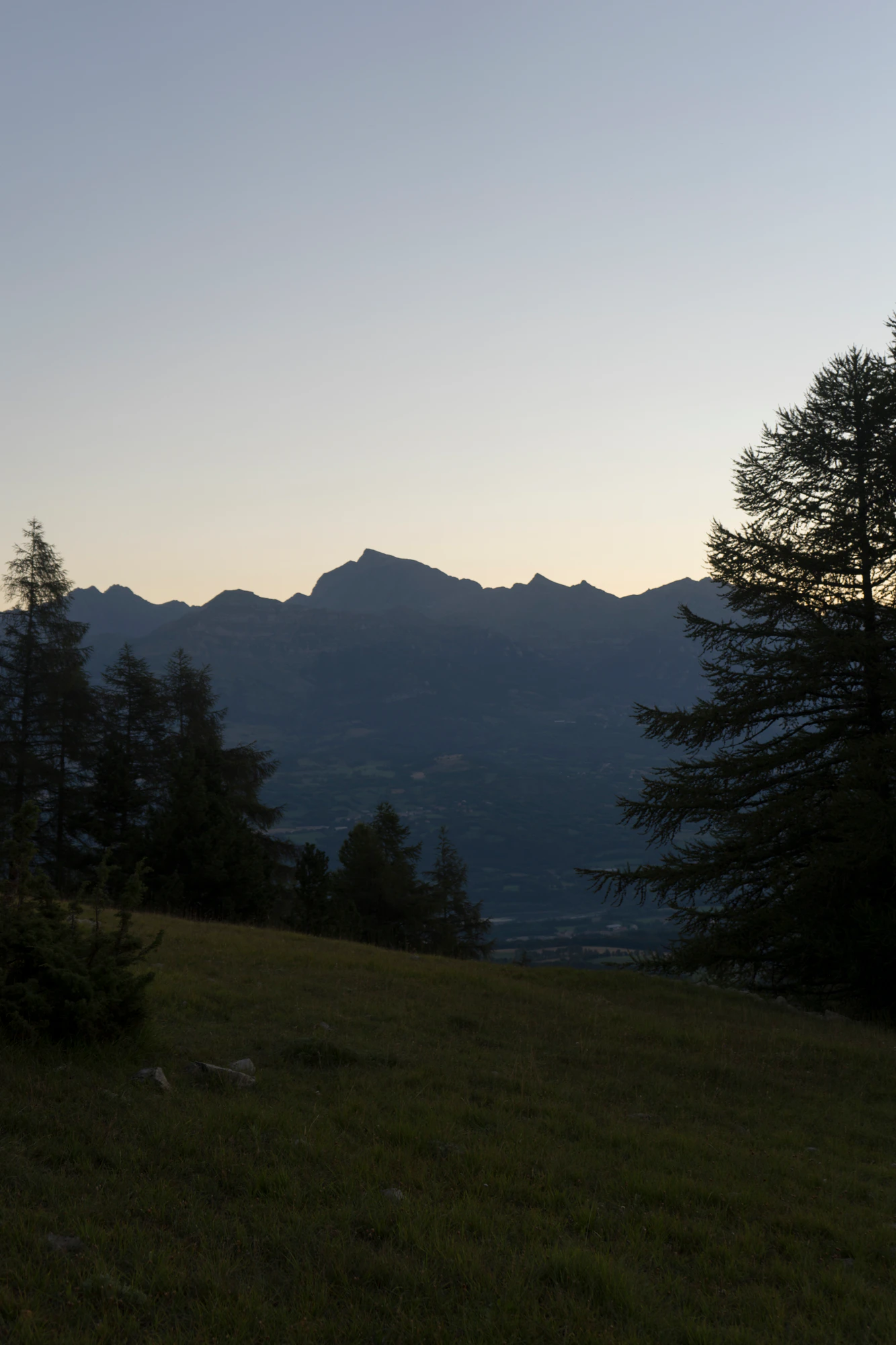 hazy mountains in the morning 024 — Descargar