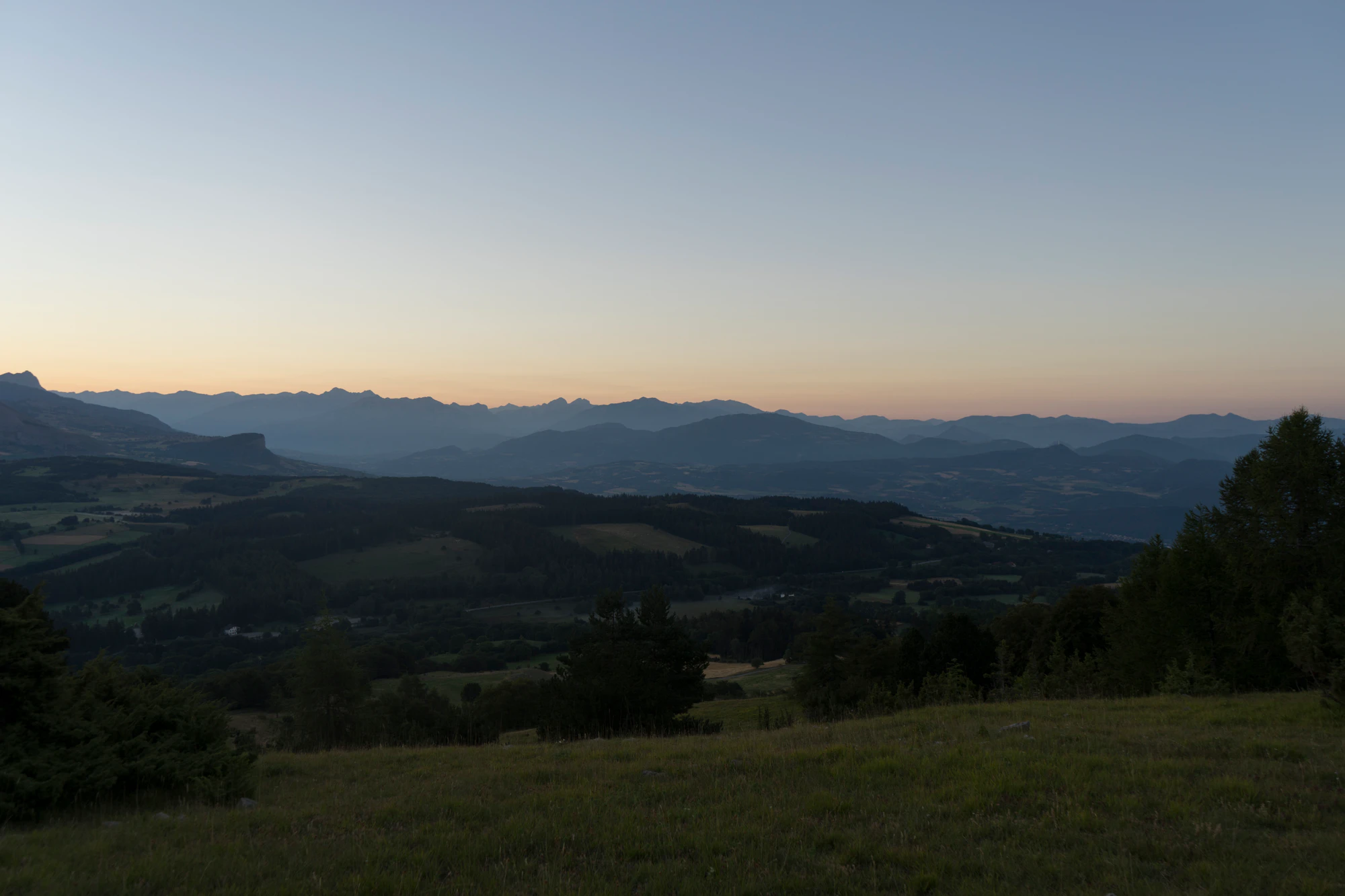 hazy mountains in the morning 027 — Descargar