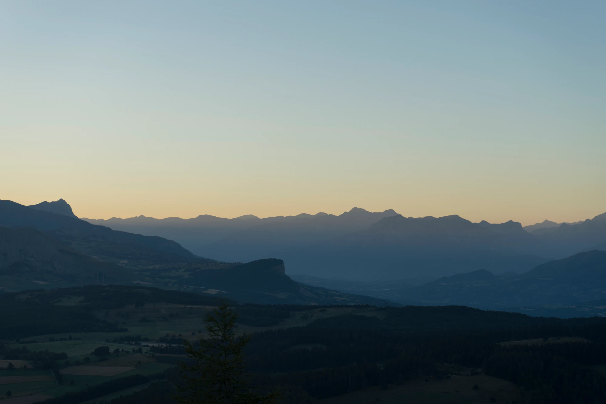 hazy mountains in the morning 029 — Descargar