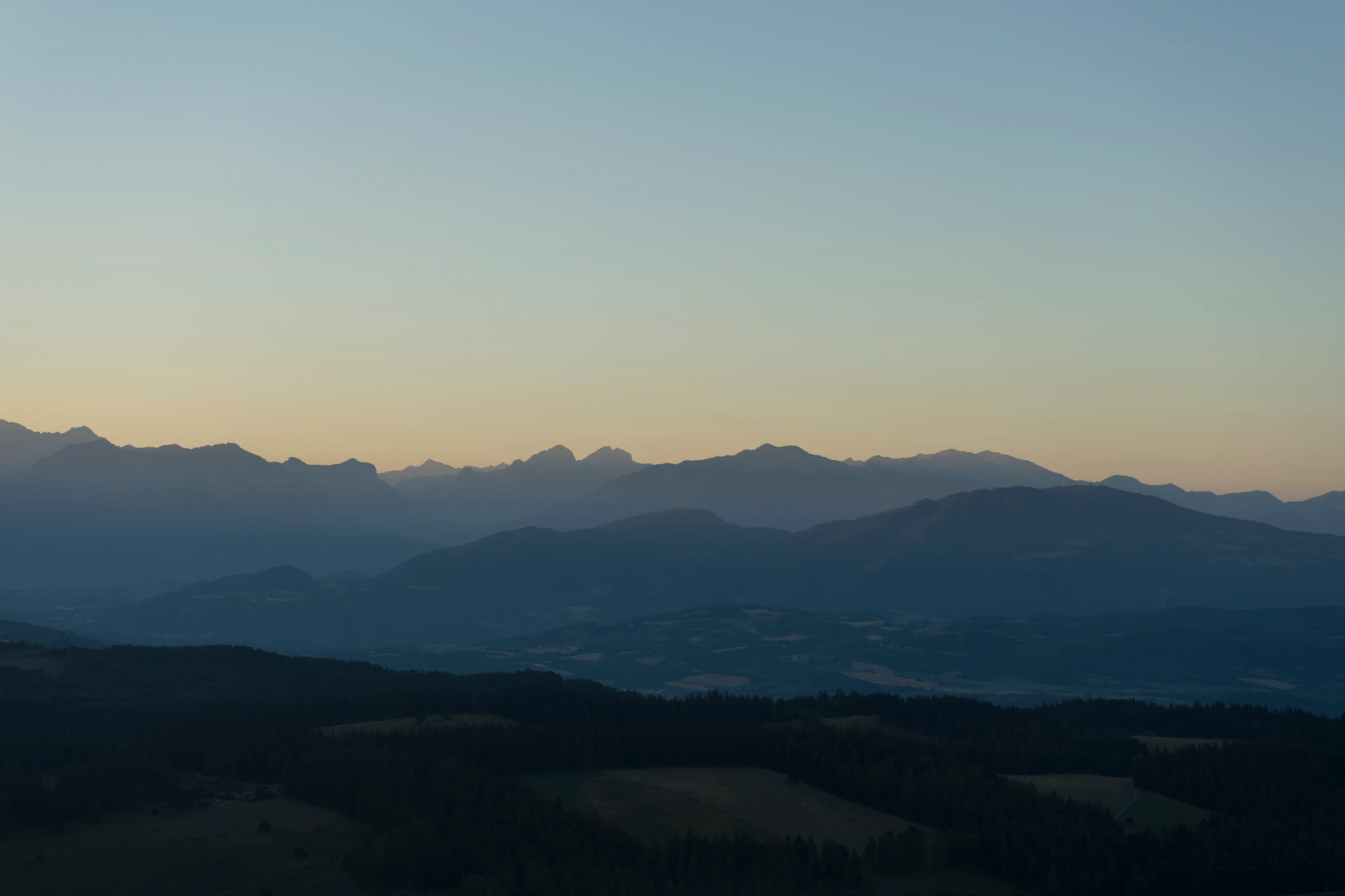 hazy mountains in the morning 030 — Download
