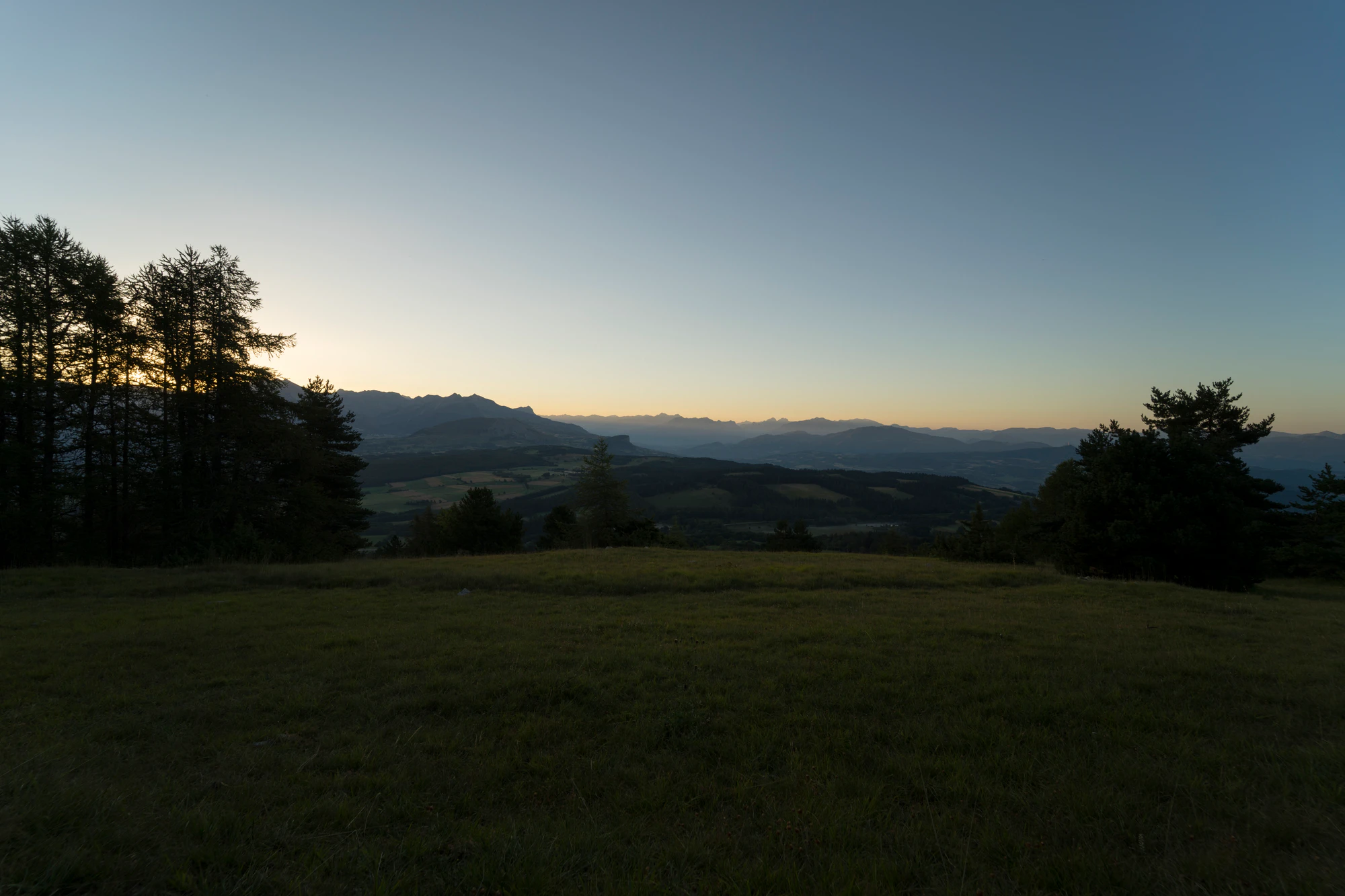 hazy mountains in the morning 032 — Descargar