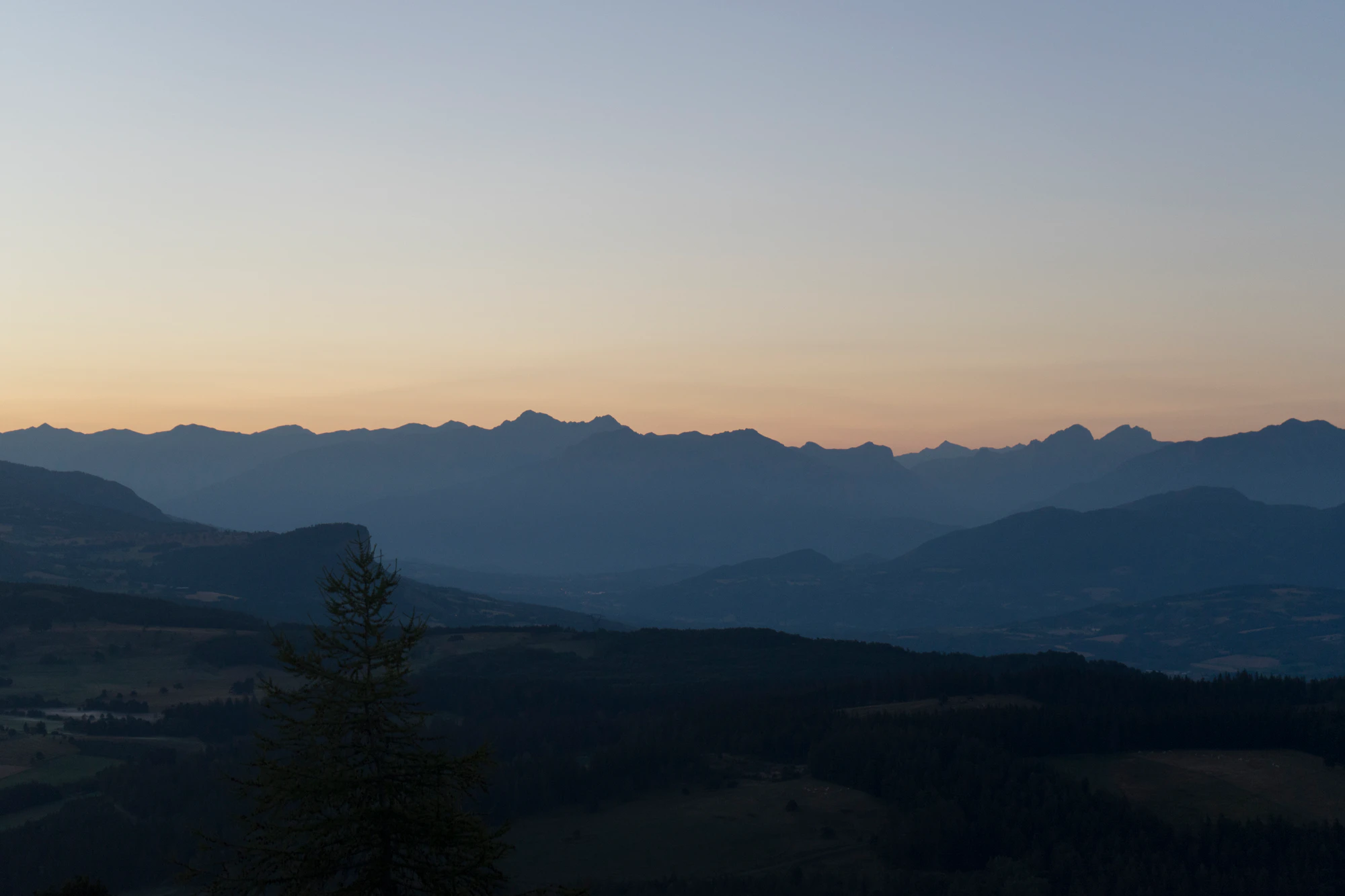 hazy mountains in the morning 033 — Descargar