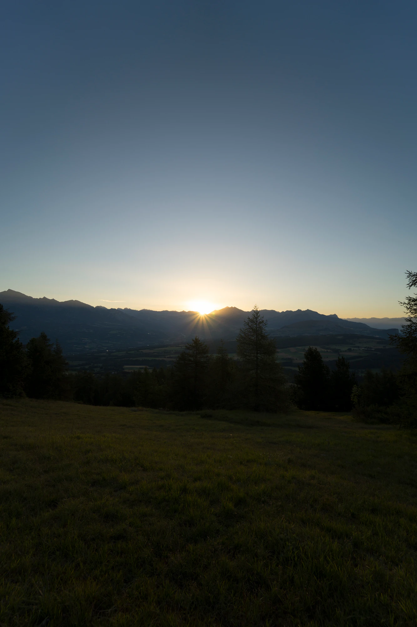 hazy mountains in the morning 035 — Descargar