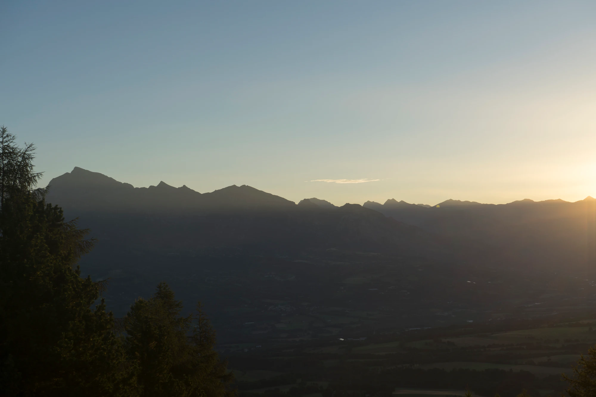 hazy mountains in the morning 037 — Скачать