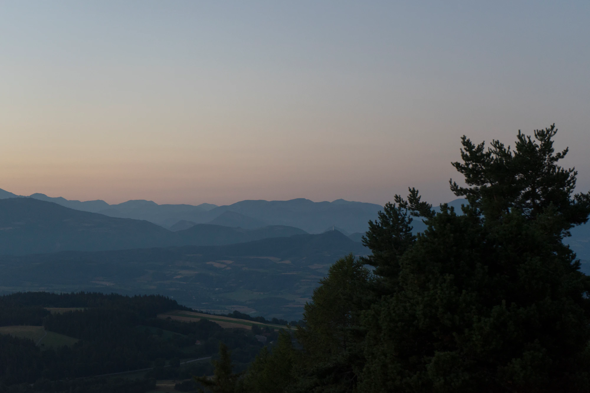 hazy mountains in the morning 044 — Descargar