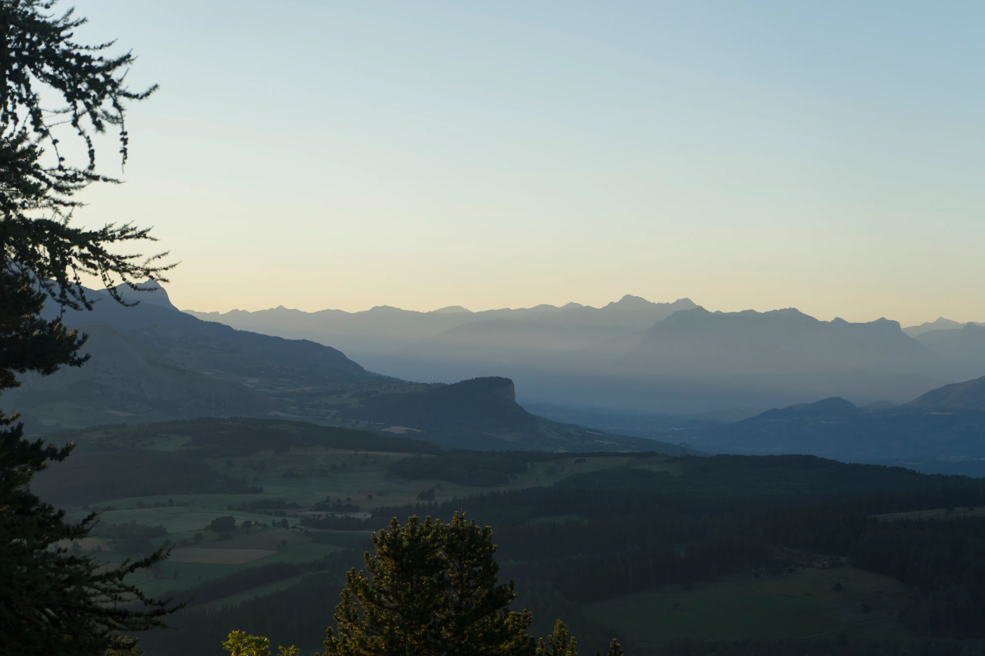 hazy mountains in the morning 045 — Descargar