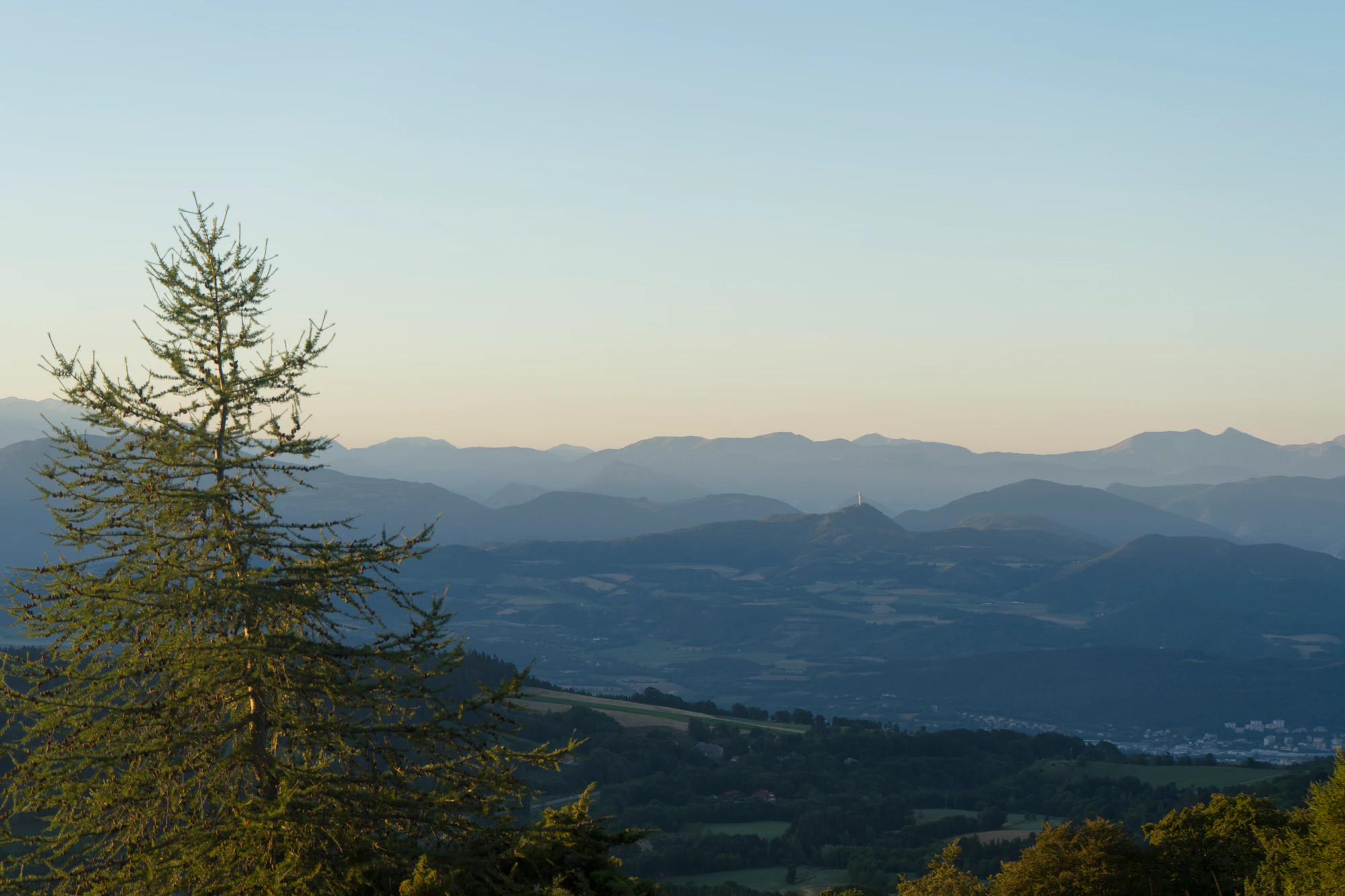 hazy mountains in the morning 047 — Descargar