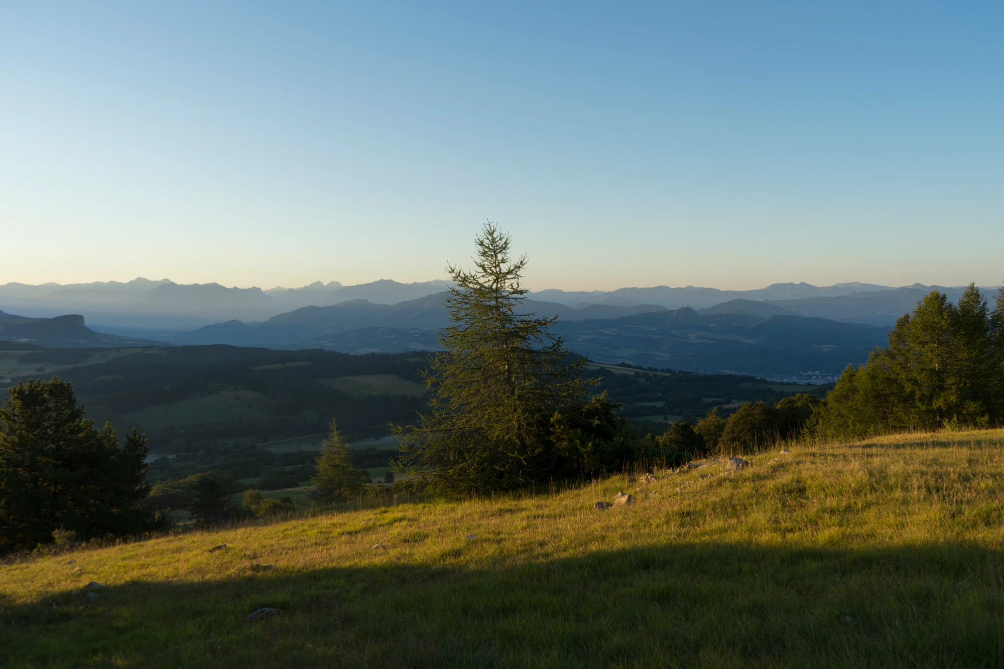 hazy mountains in the morning 049 — Descargar