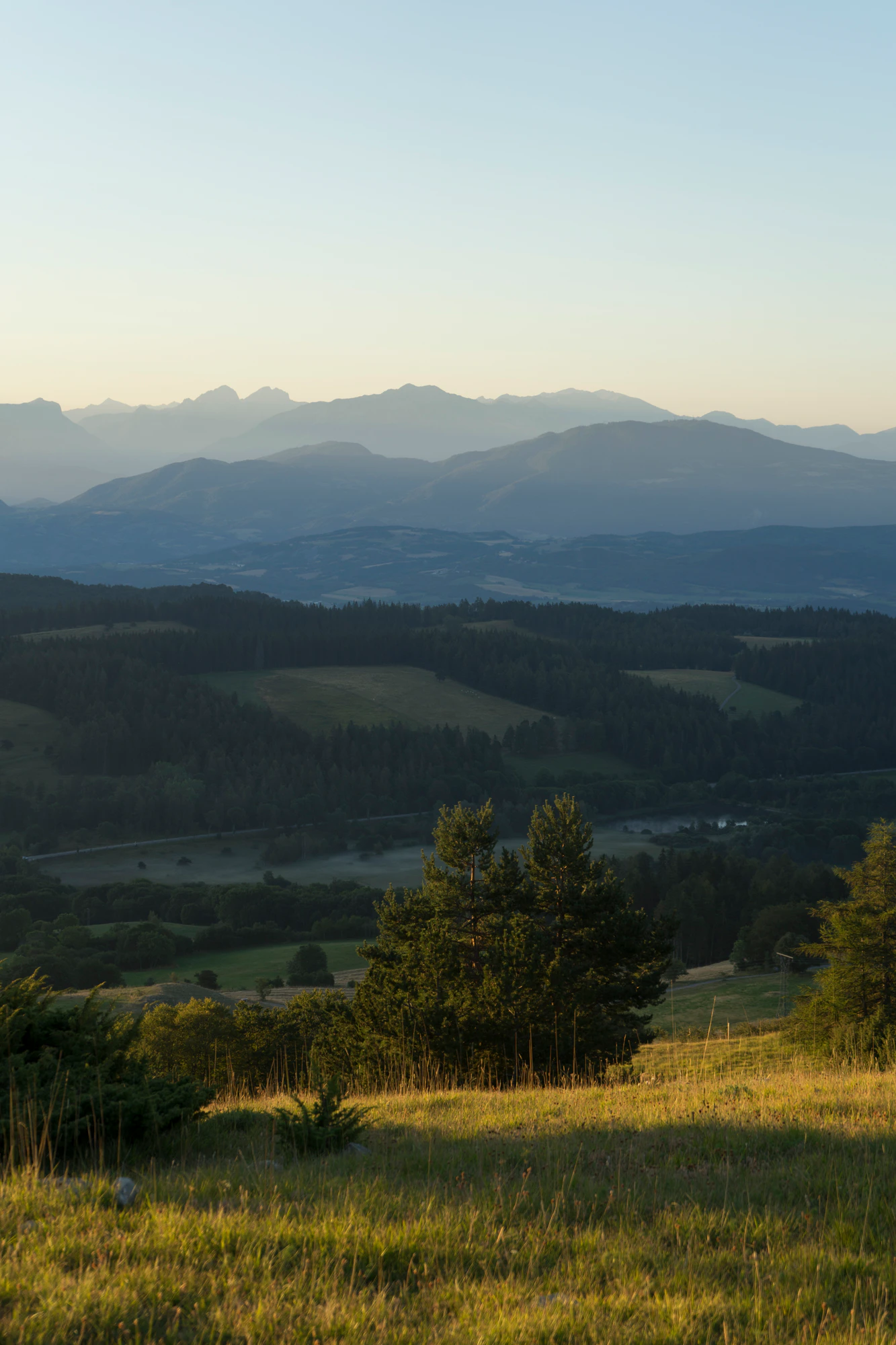 hazy mountains in the morning 054 — Descargar