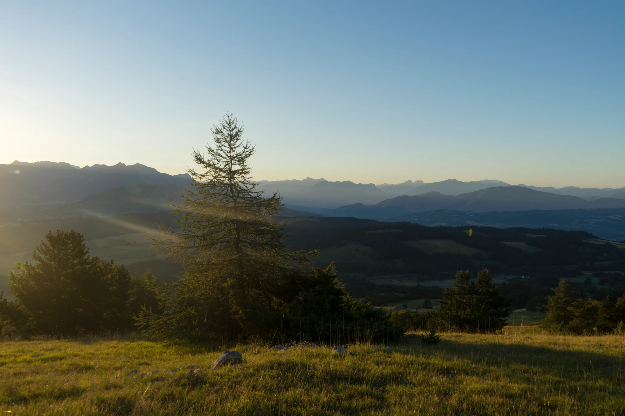 hazy mountains in the morning 057 — Descargar