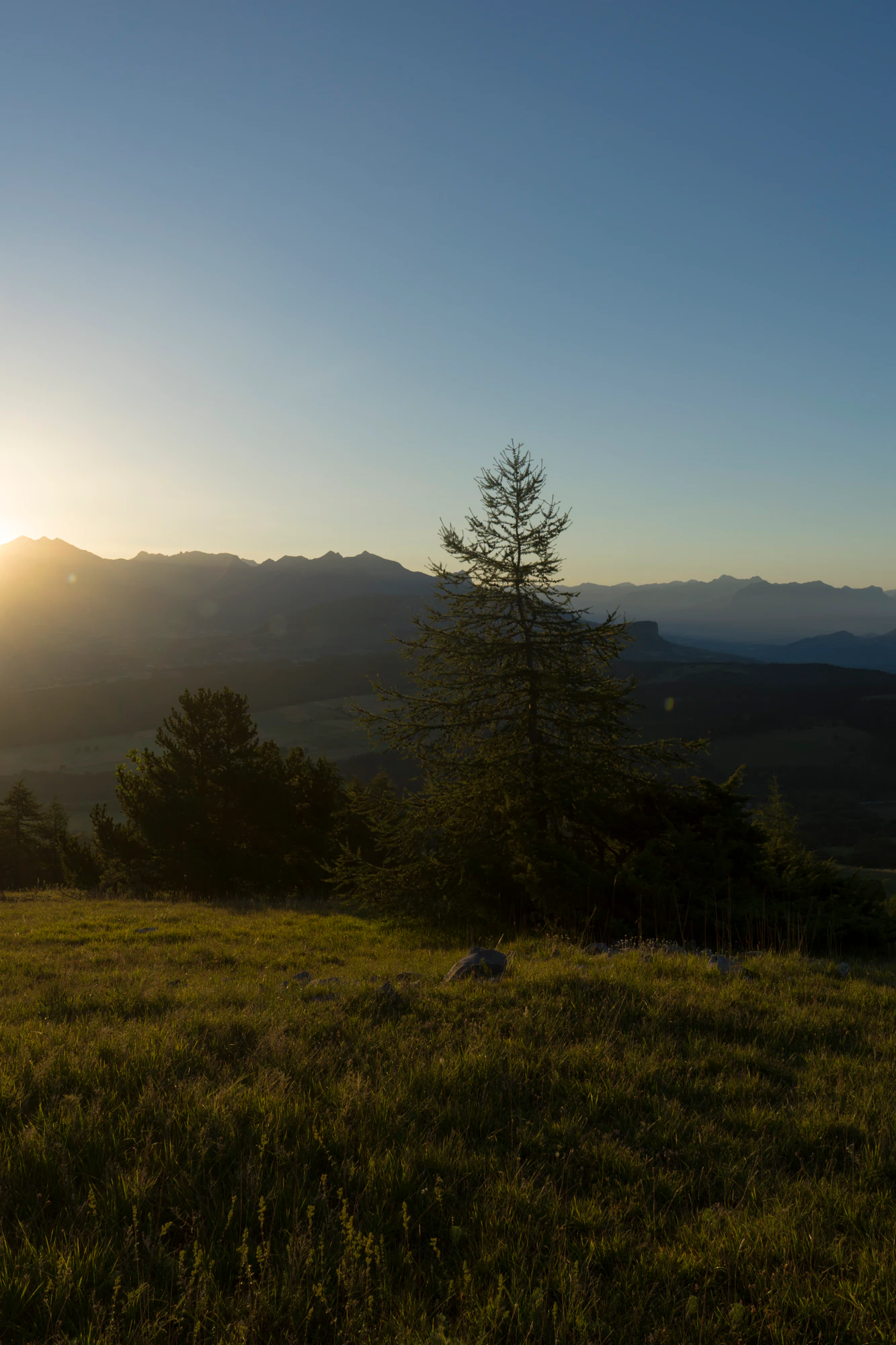 hazy mountains in the morning 059 — Descargar