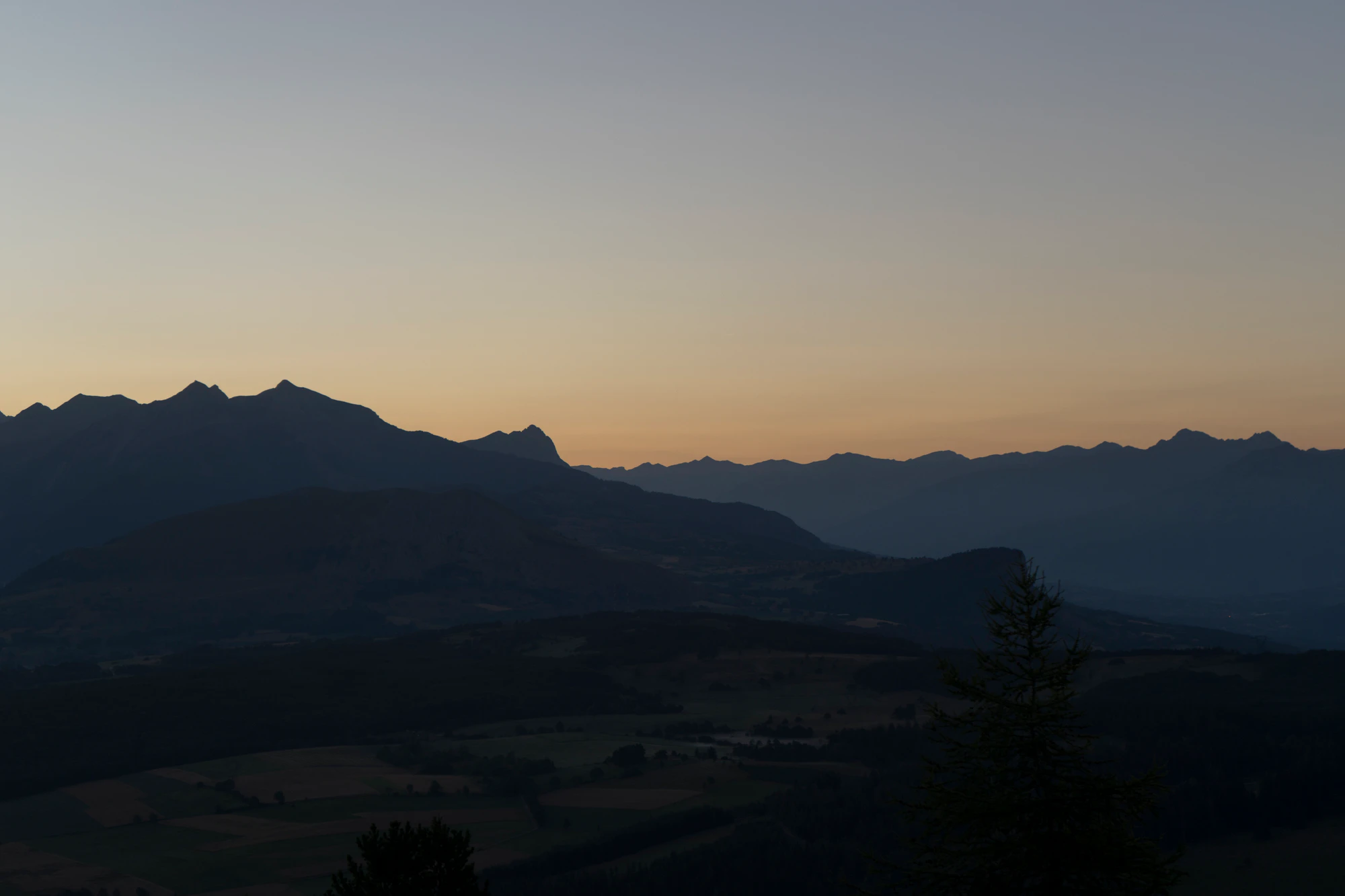 hazy mountains in the morning 066 — Descargar