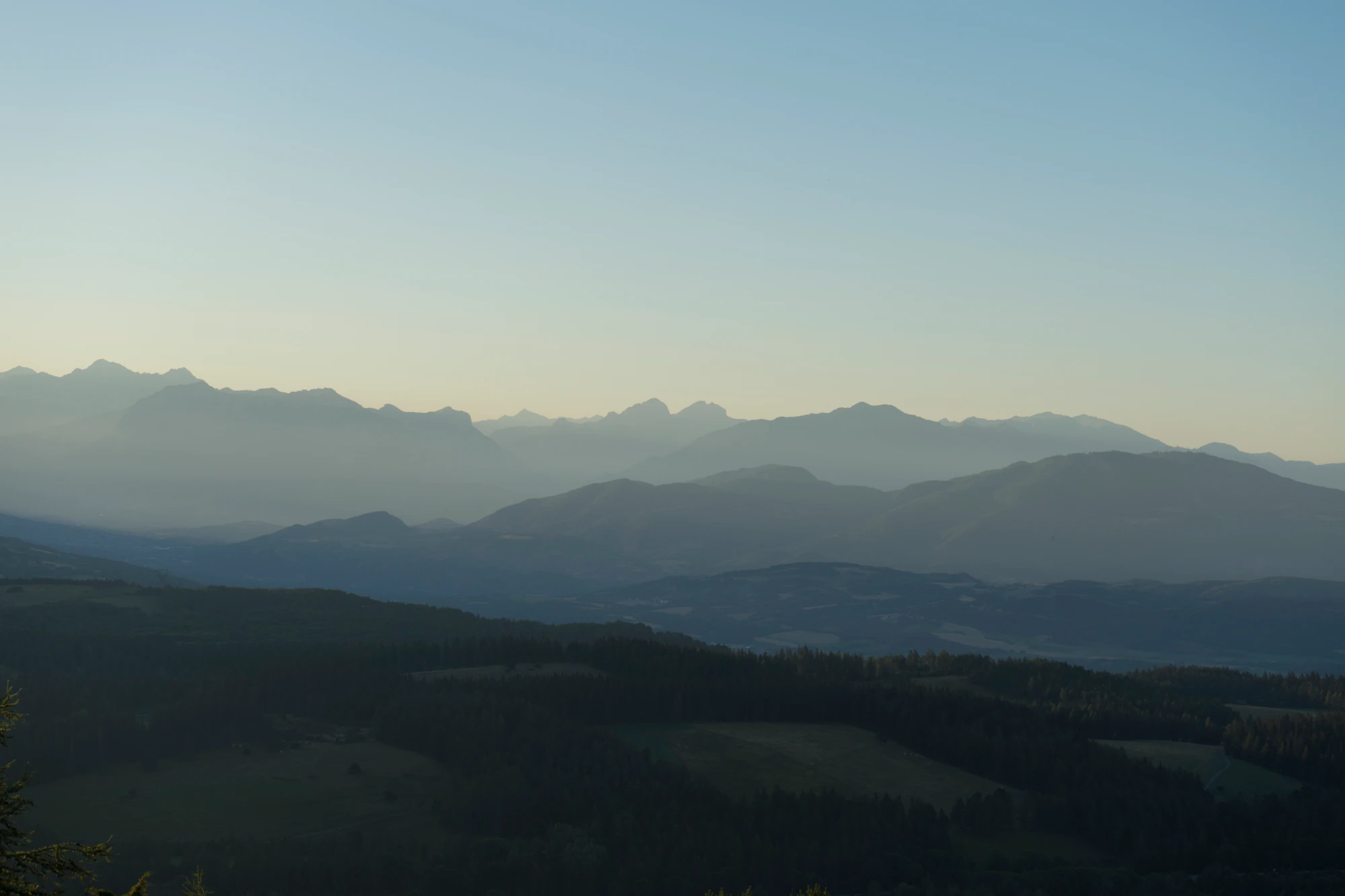 hazy mountains in the morning 079 — Скачать