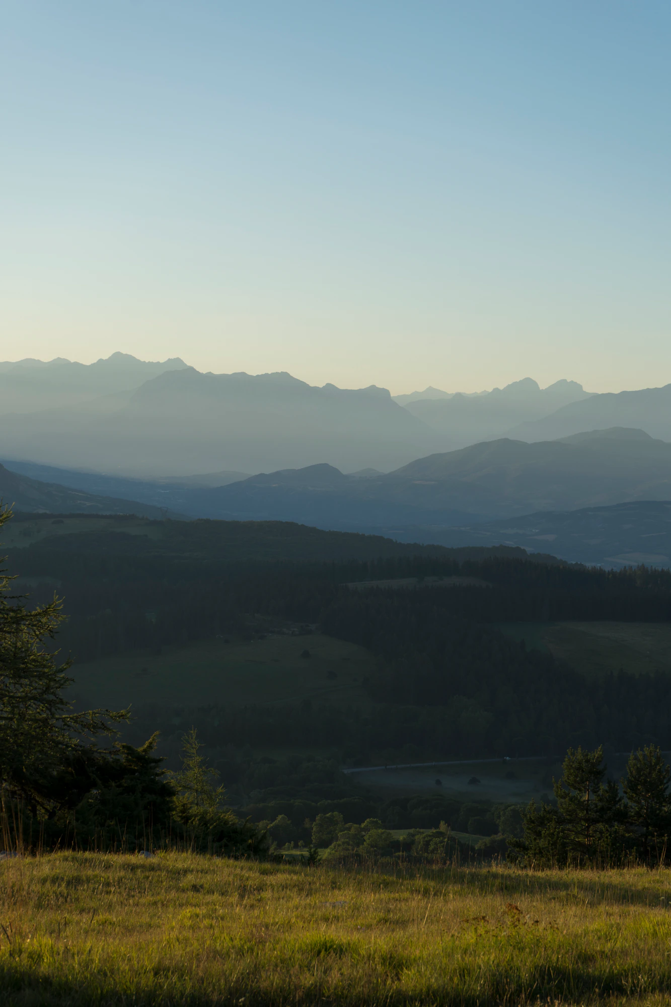hazy mountains in the morning 080 — Descargar