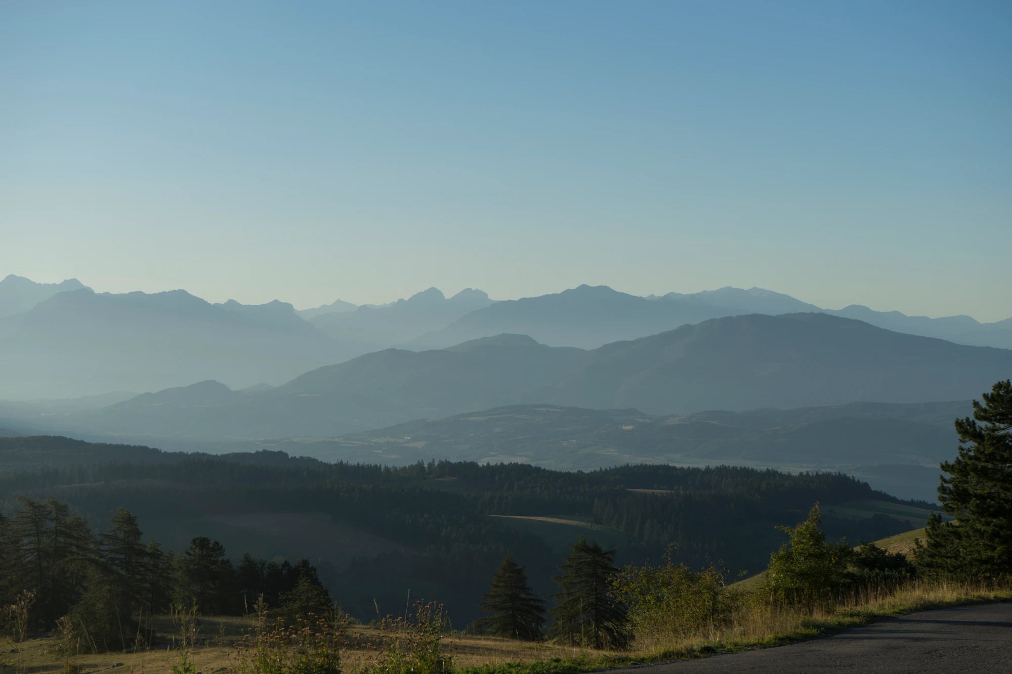 hazy mountains in the morning 082 — Descargar