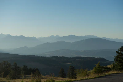 hazy mountains in the morning 082 — Descargar