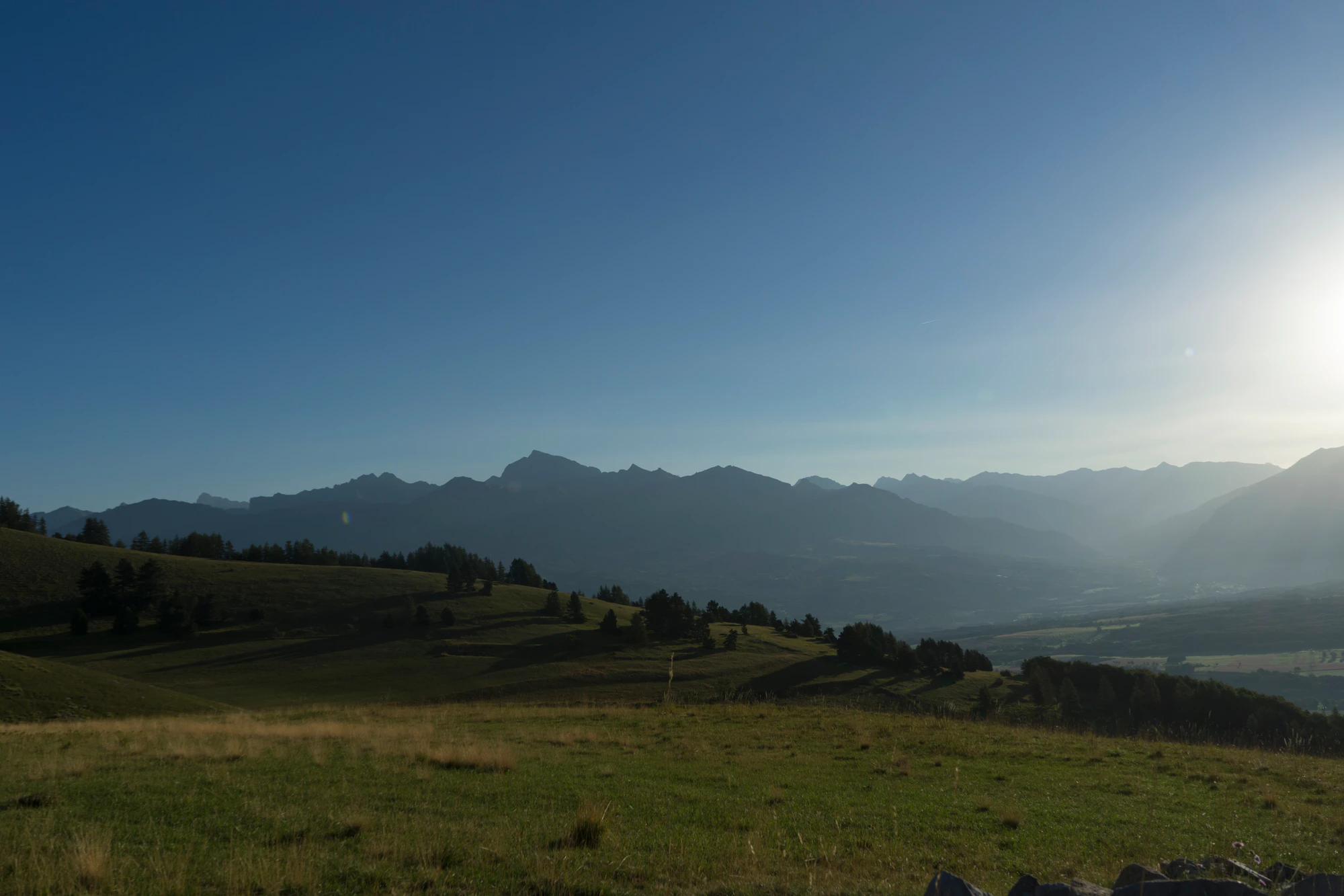 hazy mountains in the morning 084 — Descargar