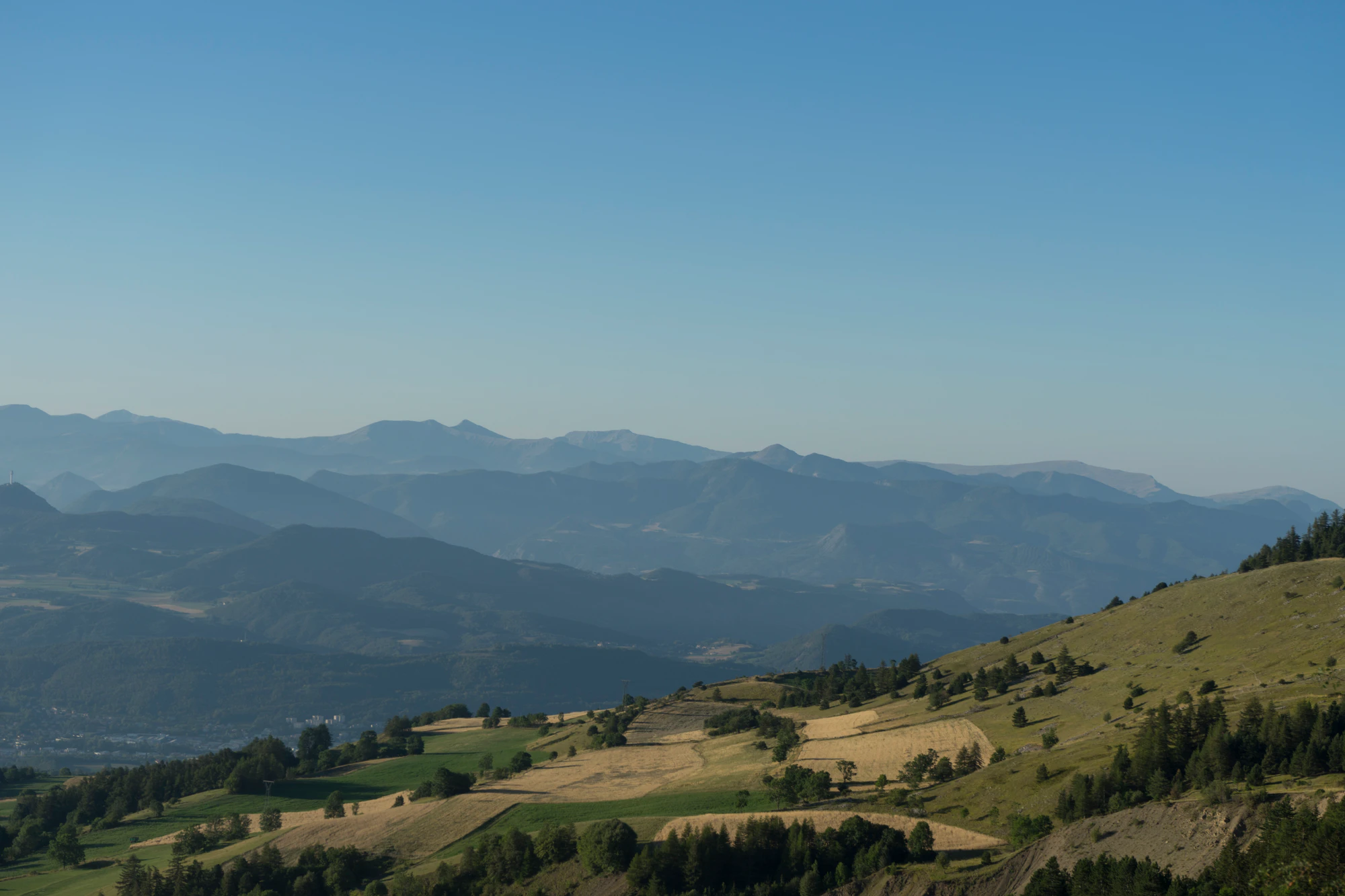 hazy mountains in the morning 096 — Скачать