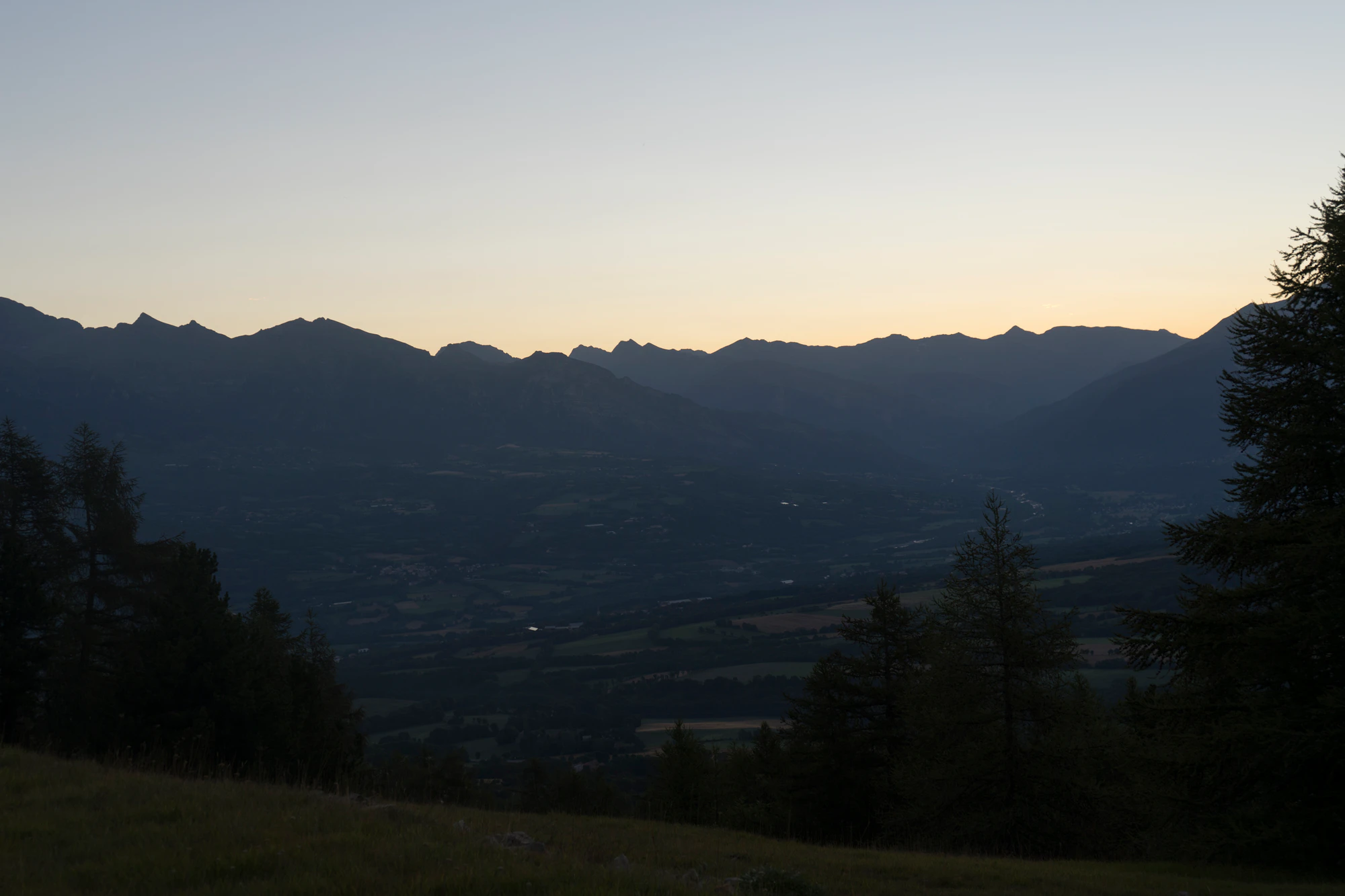 hazy mountains in the morning 099 — Скачать