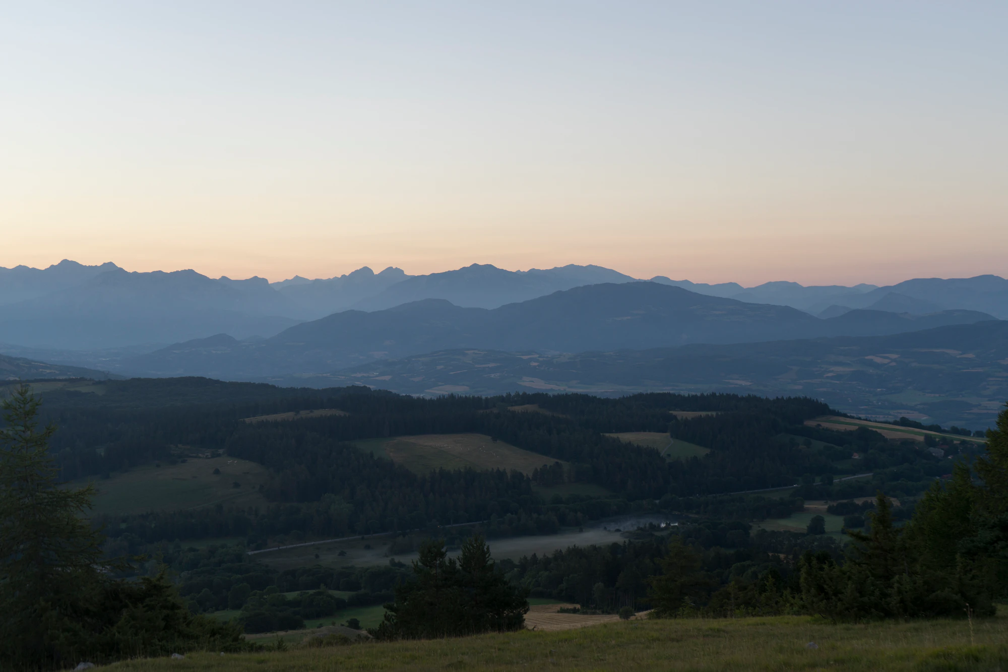 hazy mountains in the morning 110 — Скачать