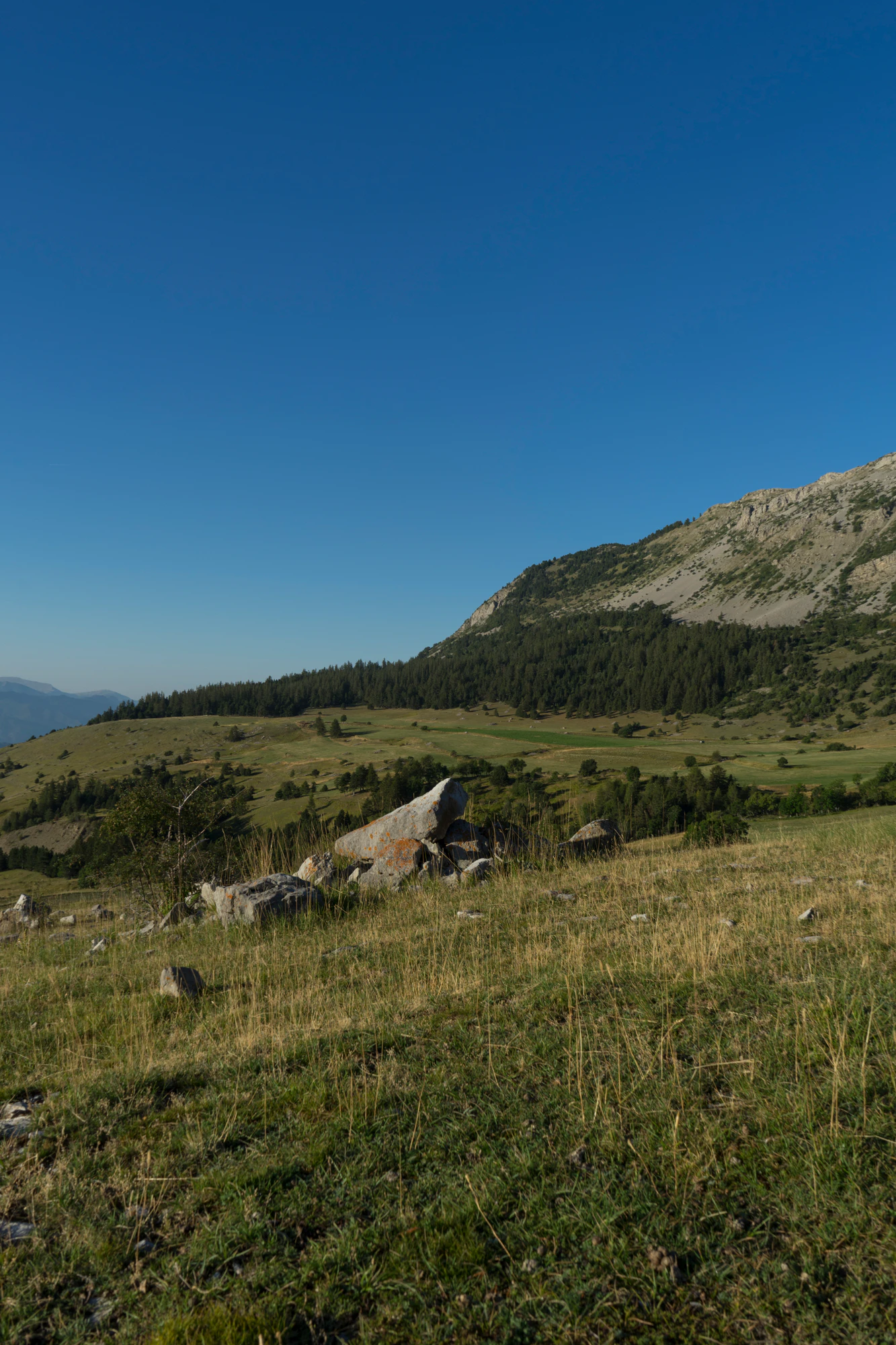 hazy mountains in the morning 111 — Скачать