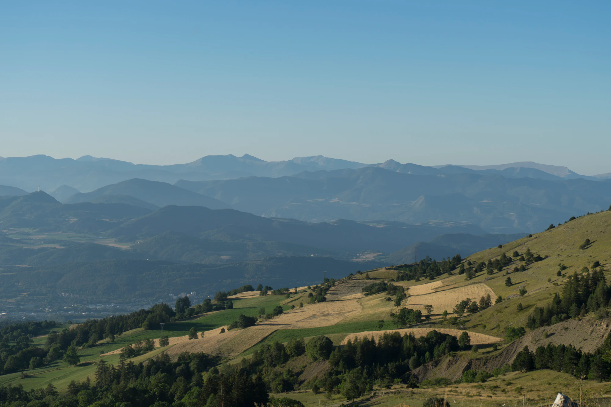 hazy mountains in the morning 112 — Скачать
