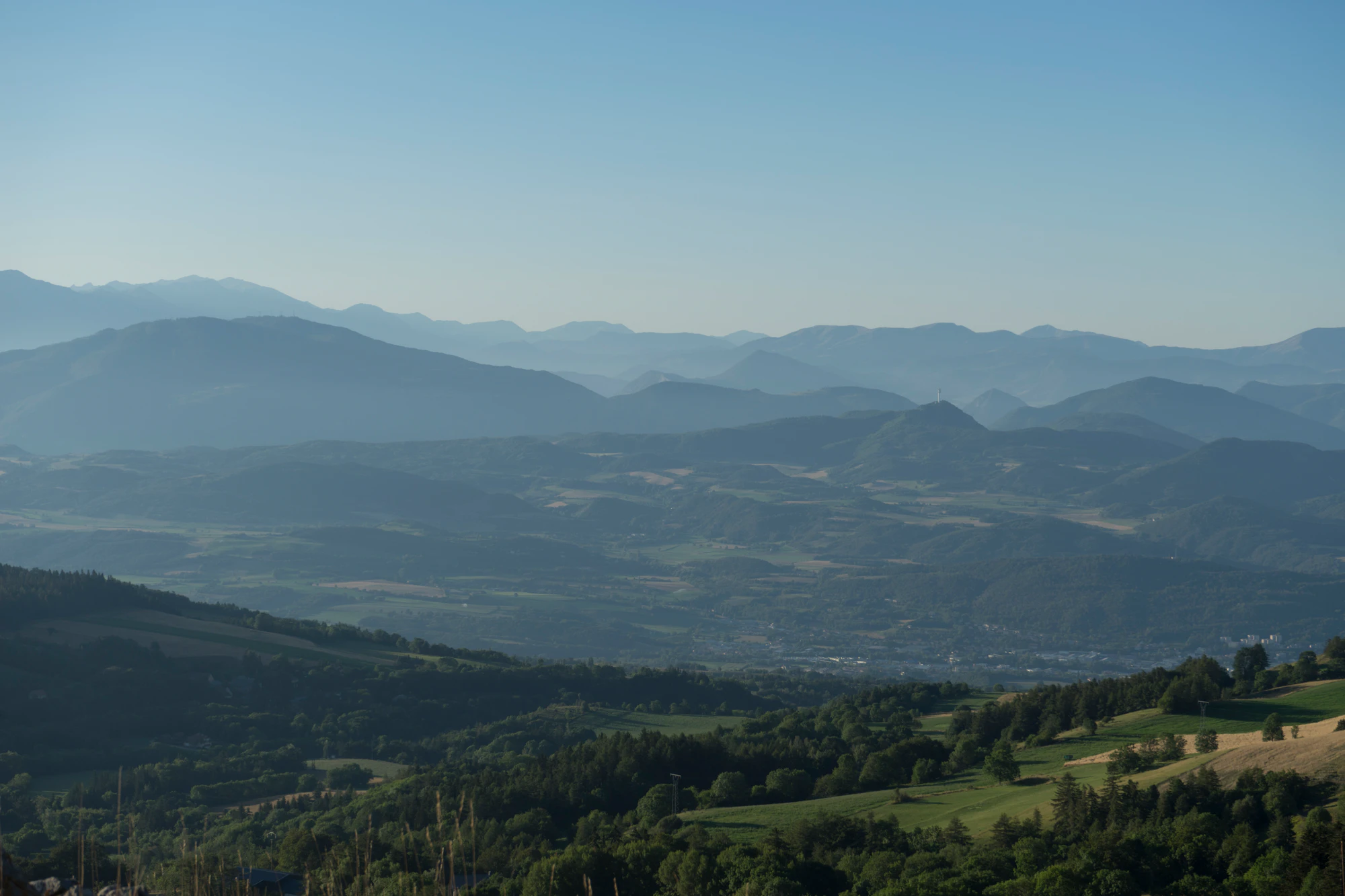 hazy mountains in the morning 113 — Скачать