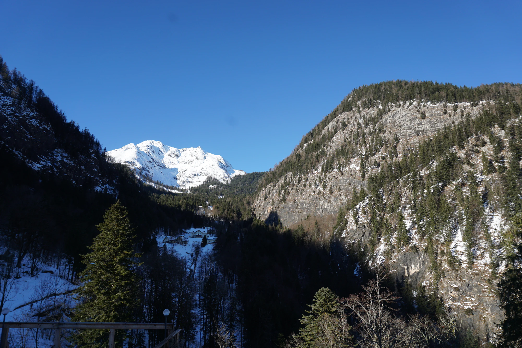 mountain lake medieval town 060 — Descargar