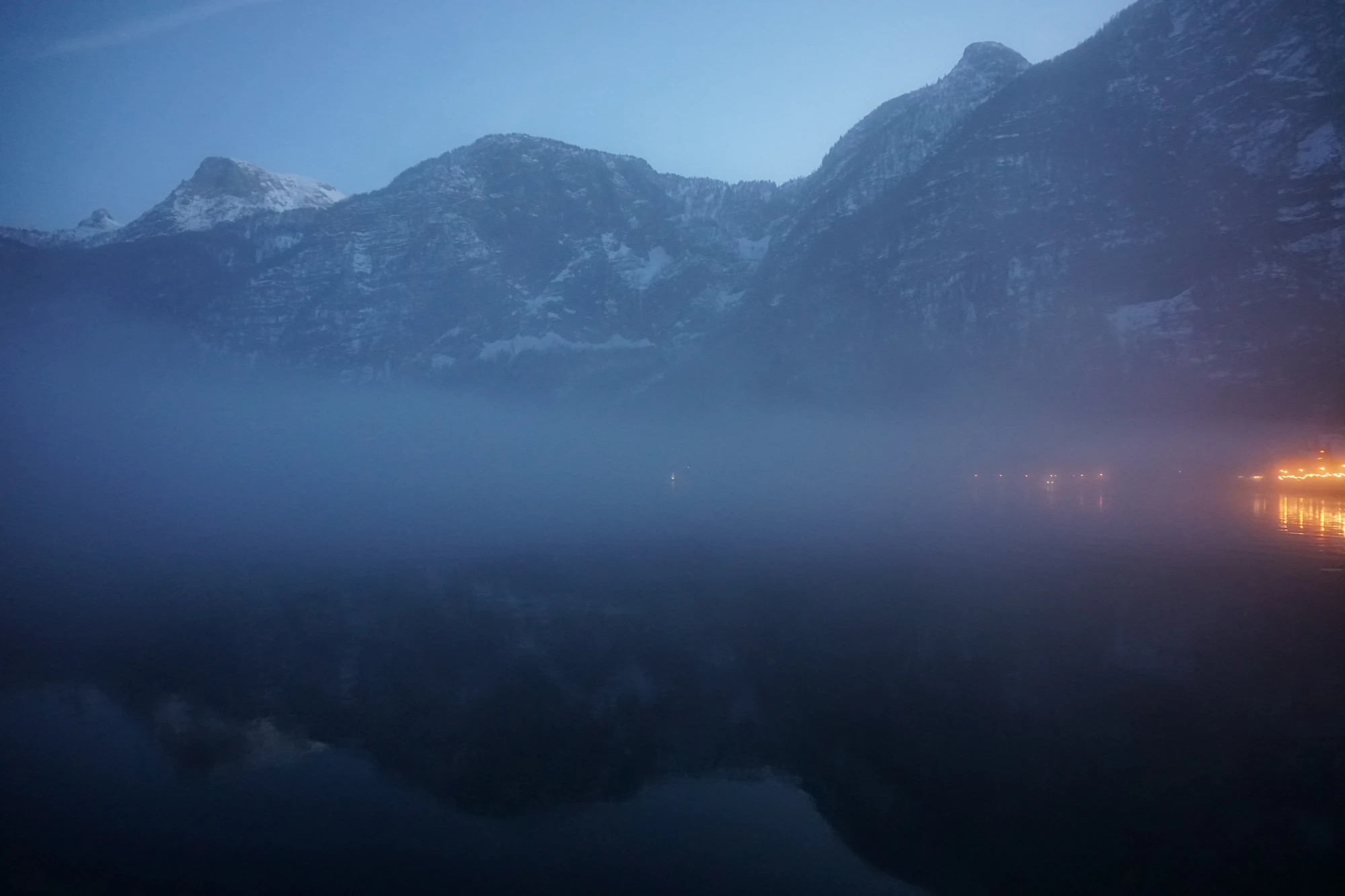 mountain lake medieval town 125 — Descargar