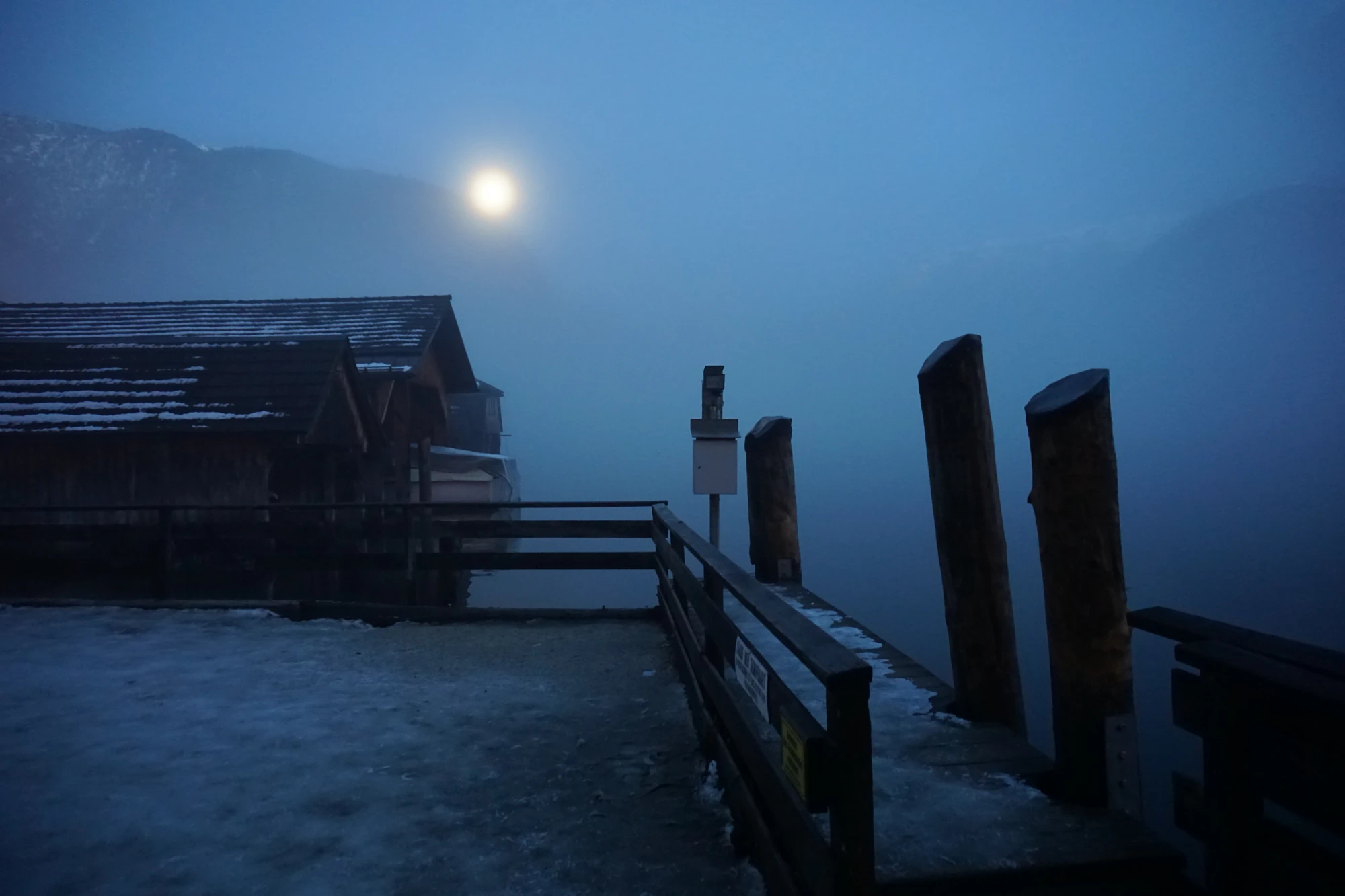 mountain lake medieval town 127 — Descargar